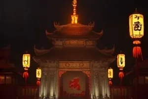 《雨落长桥》封面，雨天桥面与撑伞行人