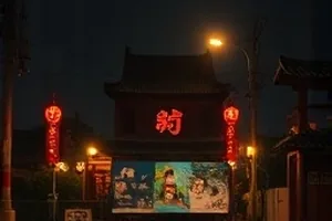 《城市清晨四点》封面，环卫车与空荡的街区