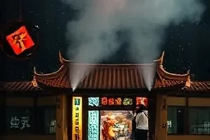 《第七号档案室》封面，堆叠卷宗与一盏台灯